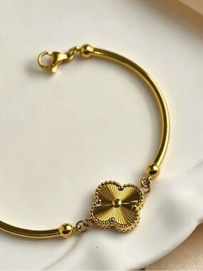 New Gold Clover Bracelet Luxury Look